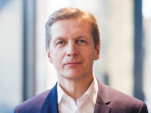 „Mane šokiruoja tai, kad dirbdamas miesto mero pozicijoje dažnai girdžiu klausimą: „Ką jūs padarėte, kad pritrauktumėte medikus?“ Ir aš tai girdžiu iš sveikatos sistemos žmonių! Tą patį klausimą užduodu pastariesiems: „O ką jūs padarėte, kad šių medikų netrūktų?“ Taip reikėtų kelti klausimą. Dabar visą naštą, su kuria valstybė nesusitvarkė, ant savo pečių neša savivaldybės. Tai turėtų būti atskiras klausimas, kurį pirmiausiai turėtų kelti Lietuvos savivaldybių asociacija“, - įsitikinęs Klaipėdos miesto meras Arvydas Vaitkus.