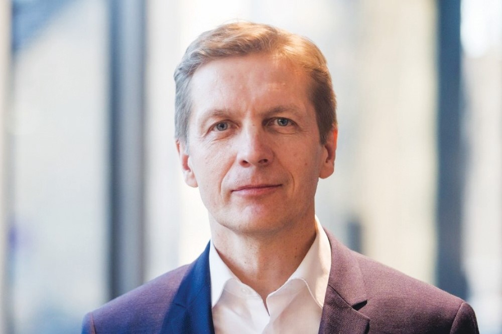 „Mane šokiruoja tai, kad dirbdamas miesto mero pozicijoje dažnai girdžiu klausimą: „Ką jūs padarėte, kad pritrauktumėte medikus?“ Ir aš tai girdžiu iš sveikatos sistemos žmonių! Tą patį klausimą užduodu pastariesiems: „O ką jūs padarėte, kad šių medikų netrūktų?“ Taip reikėtų kelti klausimą. Dabar visą naštą, su kuria valstybė nesusitvarkė, ant savo pečių neša savivaldybės. Tai turėtų būti atskiras klausimas, kurį pirmiausiai turėtų kelti Lietuvos savivaldybių asociacija“, - įsitikinęs Klaipėdos miesto meras Arvydas Vaitkus.