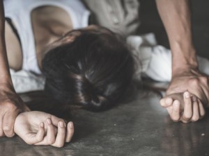 Apklausos rodo, kad moterys dažniau yra prievartaujamos ne tarpuvartėse ar naktį parkuose, o namuose savo partnerių. Visuomenė ne visada supranta, kad jeigu žmogus aktyviai nesipriešina, bijodamas būti stipriai sužalotas, tai nėra sutikimas santykiauti. 
