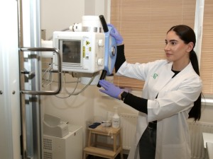 „Tai – puiki vieta ne tik įgyti žinių, bet ir tobulėti kaip specialistui. Čia išmokau dirbti su pažangiais aparatais, be to, turime galimybę dirbti su itin plačia diagnostine įranga“, – pasakoja radiologijos technologė Deimantė Gruodytė, darbovietę taip pat vertinanti dėl aukštų gydymo standartų, bendravimo kultūros, malonios atmosferos. 
