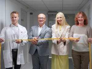Kirpti juostelės stojo (iš kairės): Reanimacijos ir intensyvios terapijos skyriaus vedėjas gydytojas Arnas Šeškevičius, Druskininkų savivaldybės meras Ričardas Malinauskas, Druskininkų ligoninės vadovė Evelina Raulušaitienė ir CPVA atstovė Lina Klingienė.