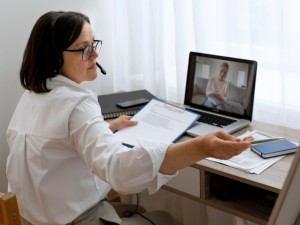 Bekontaktis psichologinės pagalbos modelis, žinoma, turi savų minusų. Yra įrodyta, kad bendraujant su žmogumi gyvai, pokalbis dažnai būna šiltesnis, informacija apsikeičiama lengviau, o tai yra labai svarbu kuriant stiprų psichologinį kontaktą.