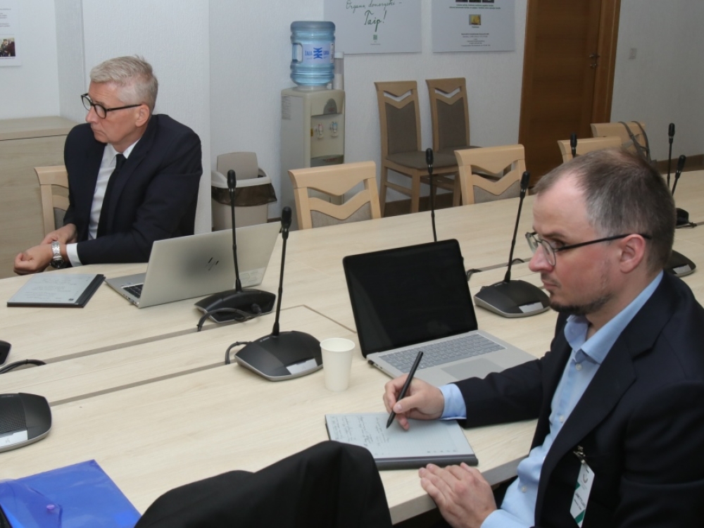 Seimo Sveikatos reikalų komiteto posėdyje dalyvavęs Nacionalinės sanatorijų ir reabilitacijos įstaigų asociacijos prezidentas Artūras Salda (dešinėje) susirūpino dėl teikiamo prioriteto viešosioms įstaigoms – tokiu atveju pacientams bus smarkiai apribojamos galimybės gauti geresnes paslaugas. „Neklaidinkite visuomenės. Išsigalvojate problemą ir patys po to su ja kovojate“, – jautriai sureagavo VLK vadovas Gytis Bendorius (kairėje), patikindamas, kad teisinė formuluotė viso labo netinkamai interpretuojama. 