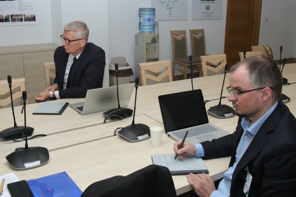 Seimo Sveikatos reikalų komiteto posėdyje dalyvavęs Nacionalinės sanatorijų ir reabilitacijos įstaigų asociacijos prezidentas Artūras Salda (dešinėje) susirūpino dėl teikiamo prioriteto viešosioms įstaigoms – tokiu atveju pacientams bus smarkiai apribojamos galimybės gauti geresnes paslaugas. „Neklaidinkite visuomenės. Išsigalvojate problemą ir patys po to su ja kovojate“, – jautriai sureagavo VLK vadovas Gytis Bendorius (kairėje), patikindamas, kad teisinė formuluotė viso labo netinkamai interpretuojama. 