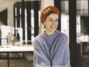 „Gyvenimas iki keturiasdešimties yra tik pasiruošimas. Iš tikrųjų viskas prasideda nuo keturiasdešimties. Artėdamas prie to amžiaus jau turi stuburą, susiformuoja ego ir tada gali jį laužyti, griauti ir perkurti save iš naujo. Kad galėtum griauti ir iš naujo save išvesti, iš pradžių turi kažkuo tapti“, - sako fotografė, poetė ir socialinių projektų autorė Neringa Rekašiūtė.
