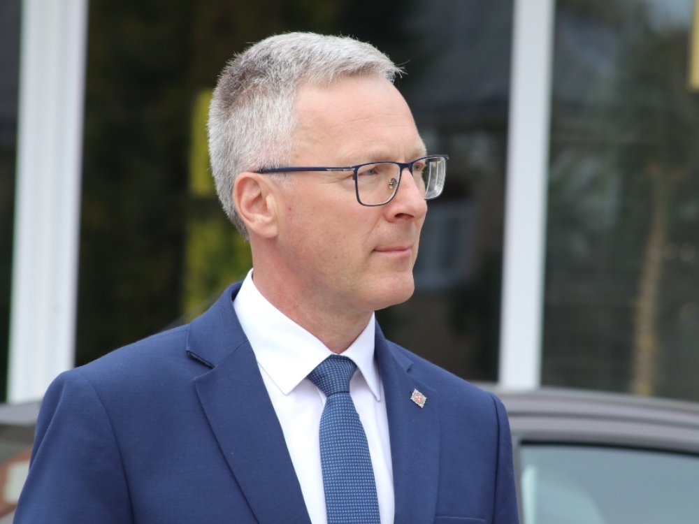 „Aš visiškai nesutinku su nuomone, kad pavėžėjimo projektas nepavykęs – tai kaip tik geras variantas, skirtas atliepti žmonių poreikius. Tačiau čia, kaip ir visur kitur, atsiremiama į finansinius prioritetus – ar bus numatyta pakankamai lėšų jį finansuoti“, - sako Jurbarko rajono meras, Lietuvos savivaldybių asociacijos Sveikatos reikalų komiteto pirmininkas Skirmantas Mockevičius.