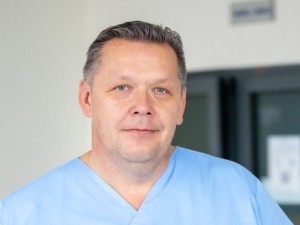 „Šiuolaikinės priemonės leidžia visas aneurizmas pagydyti embolizuojant ir visą operaciją suplanuojant virtualiai. Atviras gydymo būdas dabar atrodo kaip akmens amžiaus priemonė“, - sako Kauno klinikų Radiologijos klinikos intervencinės radiologijos skyriaus vadovas dr. Andrius Pranculis.