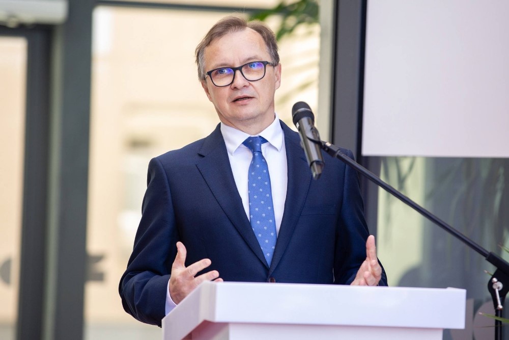 „Viešasis sektorius prisiima valstybės pareigą gydyti sudėtingiausių, komplikuotų ligų ir būklių pacientus, kas reikalauja aukščiausio lygio sveikatos priežiūros paslaugų užtikrinimo visą parą, savaitgaliais, švenčių dienomis. O privačios įstaigos šių funkcijų neprisiima, nes jiems tai ekonomiškai neapsimoka“, - sako Kauno klinikų generalinis direktorius prof. habil. dr. Renaldas Jurkevičius.