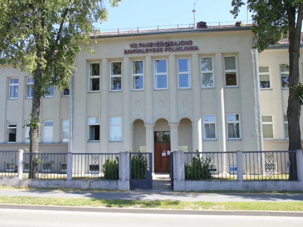 Nors keturių aukštų Panevėžio rajono poliklinikos pastatas patogiai įsikūręs pačiame miesto centre, įstaigos veiklą riboja tai, jog pastatas priklauso kultūros paveldui. Siekiant pritaikyti patalpas smarkiai augančioms paslaugoms, gydymo įstaiga dėl to patiria iššūkių.