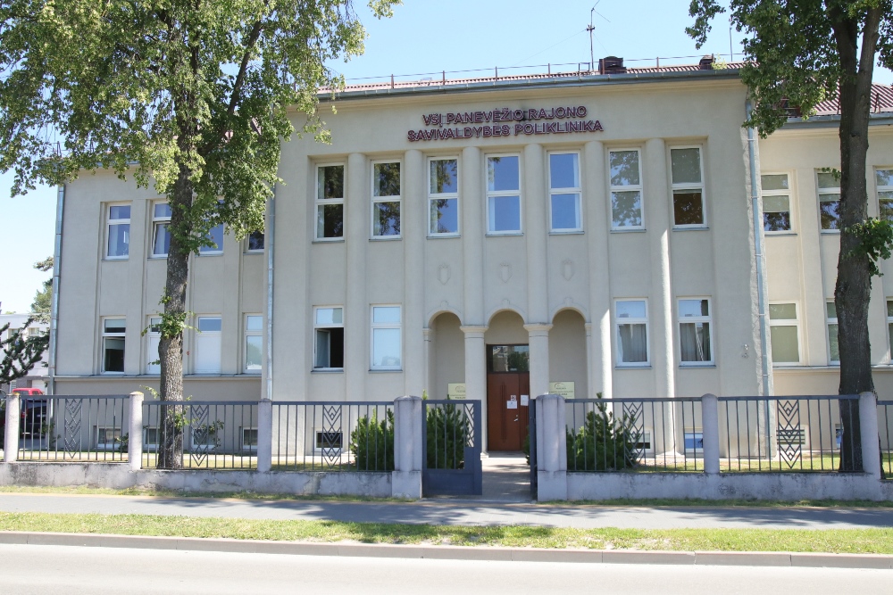 Nors keturių aukštų Panevėžio rajono poliklinikos pastatas patogiai įsikūręs pačiame miesto centre, įstaigos veiklą riboja tai, jog pastatas priklauso kultūros paveldui. Siekiant pritaikyti patalpas smarkiai augančioms paslaugoms, gydymo įstaiga dėl to patiria iššūkių.