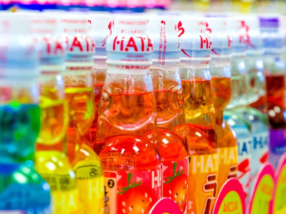 Mokslinis tyrimas nustatė, kad maisto produktai ir gėrimai su sintetiniais dažikliais vidutiniškai turėjo 141 proc. daugiau cukraus nei produktai be dažiklių. Taigi, sintetiniai maisto dažikliai gali būti laikomi „raudona vėliava“, rodančia, jog produktas, tikėtina, yra mažiau sveikas apskritai.