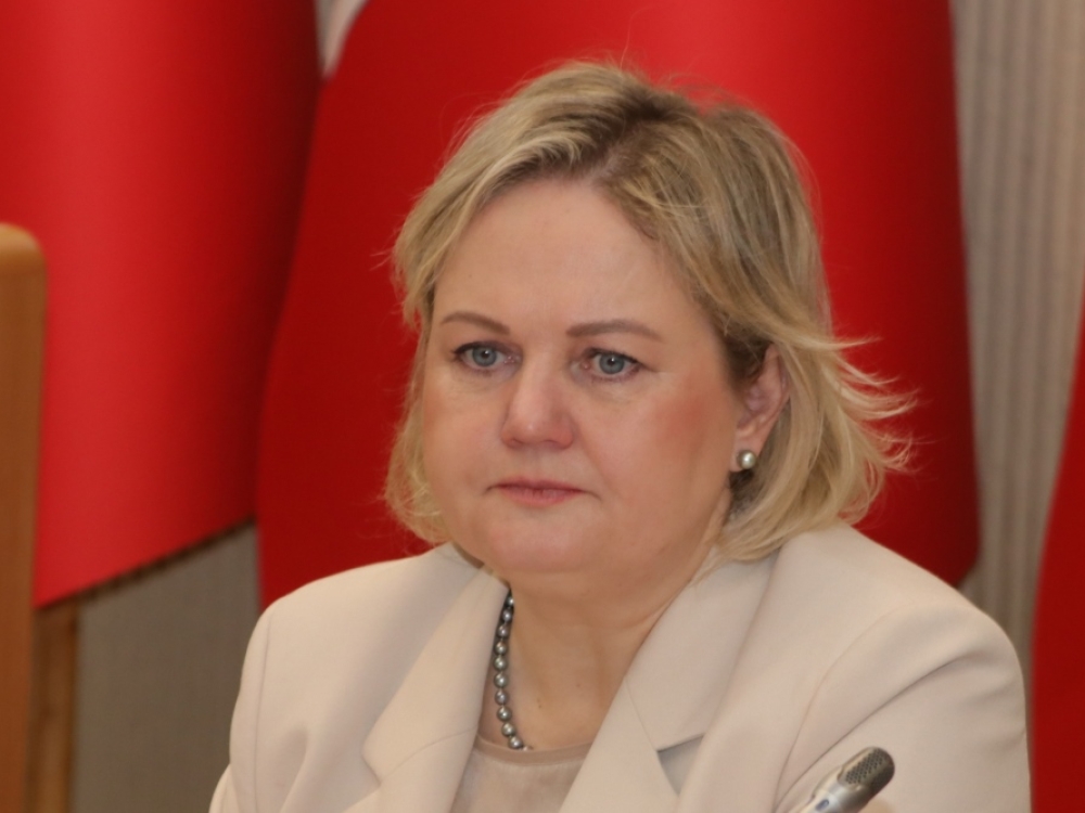 „Reikia normalaus vadovo, kuris suburtų kolektyvą. Kai yra laikinas vadovas, darbuotojams tai kelia neaiškumą. Be to, Mažeikių ligoninėje yra nemažai investicinių projektų, prie kurių reikia dirbti, kad nedingtų lėšos“, – susirūpinusi įstaigos likimu kalba sveikatos apsaugos viceministrė Nerija Stasiulienė.