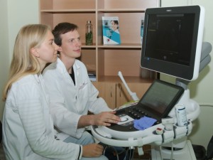 Klaipėdos miesto poliklinikoje darbo sąlygos išties geros – yra moderniausia įranga šiuo metu: naujas echoskopas, Holterio monitoravimo, paros kraujospūdžio matavimo aparatai.