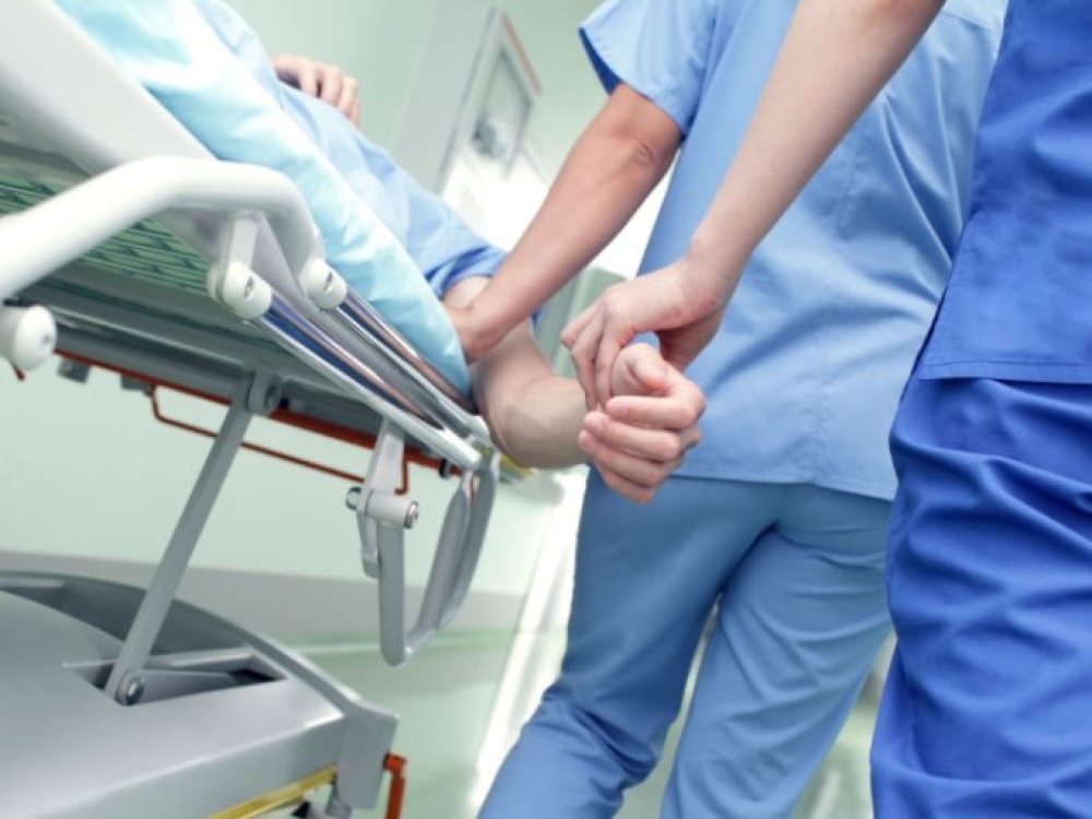 SAM skelbia, kad prieš mokesčius vidutinė gydytojų alga pirmą 2025 m. ketvirtį siekė 5 345 eurus, o slaugytojų – 2 621 eurą. Atmetus mokesčius, į rankas gydytojai gauna apie 3 tūkst. eurų, o slaugytojai – 1,5 tūkst. 