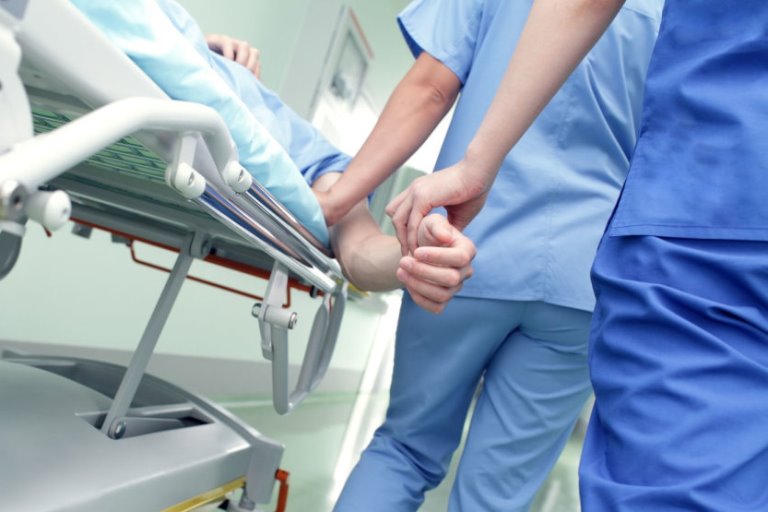 SAM skelbia, kad prieš mokesčius vidutinė gydytojų alga pirmą 2025 m. ketvirtį siekė 5 345 eurus, o slaugytojų – 2 621 eurą. Atmetus mokesčius, į rankas gydytojai gauna apie 3 tūkst. eurų, o slaugytojai – 1,5 tūkst. 