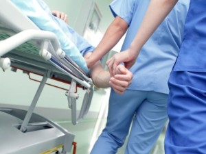 SAM skelbia, kad prieš mokesčius vidutinė gydytojų alga pirmą 2025 m. ketvirtį siekė 5 345 eurus, o slaugytojų – 2 621 eurą. Atmetus mokesčius, į rankas gydytojai gauna apie 3 tūkst. eurų, o slaugytojai – 1,5 tūkst. 