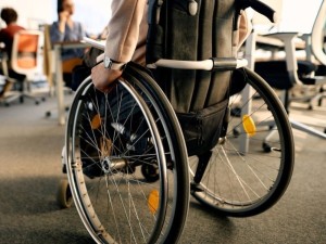 Įmonės asmenis su negalia į darbą priima gana vangiai dėl įvairių priežasčių, viena dažniausių – darbinės aplinkos pritaikomumas.