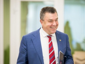 Energija kunkuliuojantis buvęs Seimo narys Antanas Matulas liepos 1 dieną atšventė 69-ąjį gimtadienį. Jis neslepia – prieš keletą metų kasdien išgerdavo saujelę vaistų. „Dabar jų nevartoju išvis. Nebent kokį rytą pusę tabletės nuo kraujospūdžio, jei padidėja“, – pasakoja A.Matulas ir džiaugiasi, kad cholesterolio tyrimai, tiek blogojo, tiek gerojo, tinkami, seniai nereikia ir vaistų nuo rūgštingumo.