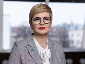 „Negalima nevertinti ligoninių vadovų ir personalo atsidavimo ligoniams, kurį tikrai matėme, bet kai kur gyventojų mažėja, tokio didelio pacientų srauto, koks buvo prieš dešimt, dvidešimt, trisdešimt metų nėra, todėl paslaugos negali nesikeisti“, - sako sveikatos apsaugos viceministrė Jelena Čelutkienė. 