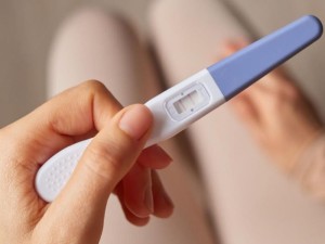 Pasak specialistų, peržengus trisdešimties metų slenkstį, moters galimybės pastoti natūraliai išlieka geros, tačiau tam gali prireikti daugiau laiko, nes kiaušidžių rezervas ima sekti.