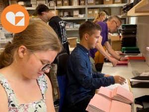 Socialinių dirbtuvių dalyviai gauna 50 eurų skatinamąją išmoką per mėnesį, o jei dirbtuvės sugeba realizuoti savo produkciją, gali uždirbti ir daugiau. Kai kurios dirbtuvės jau turi užsakymų iš verslo. 