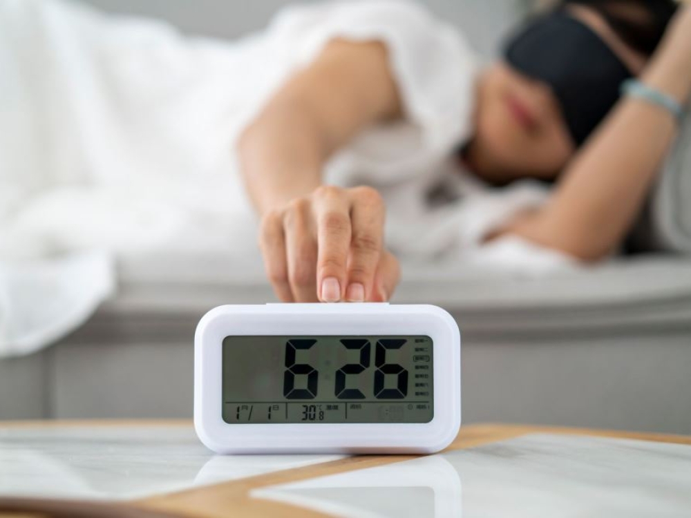 Tyrimo rezultatai parodė, kad žadintuvo atidėjimo mygtuką žmonės spaudžia daugiau nei pusę visų rytų (56 proc.), o beveik kas antras žmogus (45 proc.) taip elgiasi net keturis iš penkių rytų.