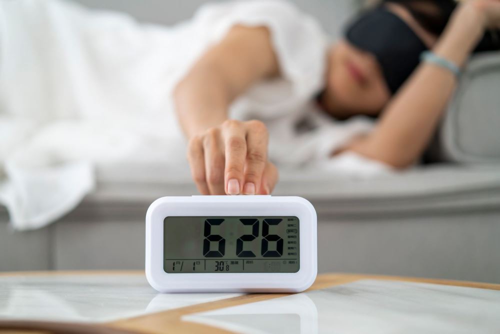 Tyrimo rezultatai parodė, kad žadintuvo atidėjimo mygtuką žmonės spaudžia daugiau nei pusę visų rytų (56 proc.), o beveik kas antras žmogus (45 proc.) taip elgiasi net keturis iš penkių rytų.