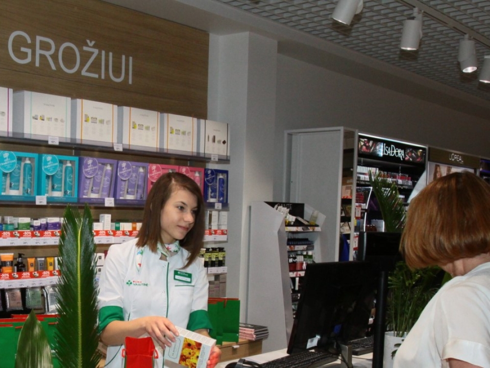 Nors Europoje vaistinėse siūlomos įsigyti ir kitos prekės, pavyzdžiui, higienos ar grožio, laikoma įprasta praktika, Vaistinių darbuotojų profesinė sąjungos feisbuke atlikta apklausa rodo, kad ne visi mūsų šalies vaistininkai su tuo sutinka.