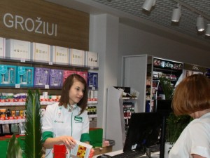 Nors Europoje vaistinėse siūlomos įsigyti ir kitos prekės, pavyzdžiui, higienos ar grožio, laikoma įprasta praktika, Vaistinių darbuotojų profesinė sąjungos feisbuke atlikta apklausa rodo, kad ne visi mūsų šalies vaistininkai su tuo sutinka.