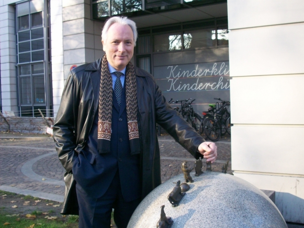 Profesorius Arūnas Valiulis – prie Charite ligoninės (Vokietija), kurios kvietimu sostinėje dalyvavo Berlyno sienos griovimo jubiliejinėse iškilmėse.