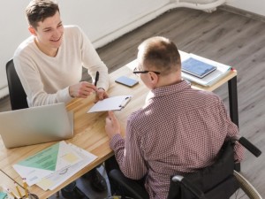 Įtrauktis – veiksmai ir sąlygos, leidžiančios skirtingiems žmonėms jaustis visateisiais organizacijos nariais. Organizacija gali turėti įvairią komandą, bet jei dalis darbuotojų nejaučia, kad jų nuomonė svarbi, kad jie gali būti savimi, arba bijo kalbėti, tai nėra laikoma įtraukia aplinka. Bene ryškiausiai tai pajunta žmonės su negalia. 