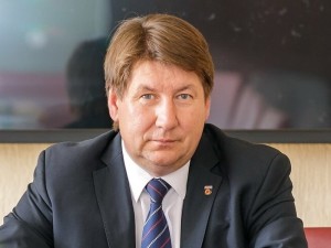 „Įžiūriu didžiulį pavojų, kad teisėsaugą šiandien norima naudoti politinių santykių aiškinimuisi. Slepiamės po komisijomis, tarybomis, o dabar dar ir po teisėsaugos institucijomis, kurioms daromas viešas spaudimas“, - sako Akmenės meras, Lietuvos socialdemokratų partijos tarybos ir prezidiumo narys Vitalijus Mitrofanovas.