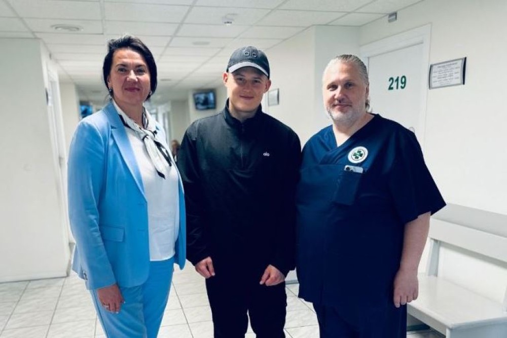 Lietuvos boksininkas, Europos čempionas ir WBA pusvidutinio svorio kategorijos pasaulio čempionas Eimantas Stanionis (centre) su Dainų PSPC vadove Aurika Konciene ir jį gydančiu ultragarsinės diagnostikos specialistu Dariumi Dicevičiumi.