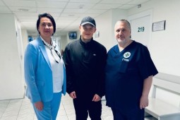 Lietuvos boksininkas, Europos čempionas ir WBA pusvidutinio svorio kategorijos pasaulio čempionas Eimantas Stanionis (centre) su Dainų PSPC vadove Aurika Konciene ir jį gydančiu ultragarsinės diagnostikos specialistu Dariumi Dicevičiumi.