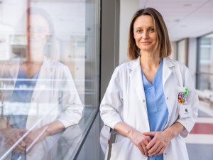 „Jei SRA ligą nustatome dar iki simptomų atsiradimo ir iškart pradedame gydymą, galime tikėtis, kad vaikas augs neturėdamas jokių ligos požymių ir nesiskirs nuo sveikų bendraamžių“, - sako Kauno klinikų Nervų ir raumenų ligų centro gydytoja vaikų neurologė Milda Dambrauskienė. 