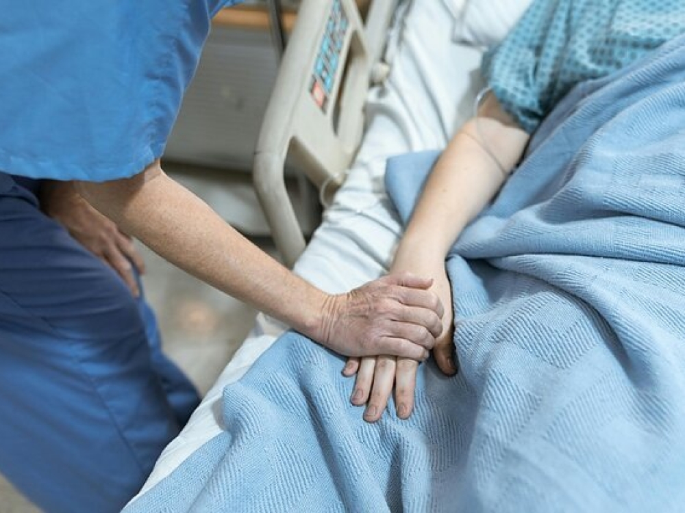 Šiuo metu Lietuvoje nėra teisės akto, kuris įpareigotų visas asmens sveikatos priežiūros įstaigas nustatyti mirštančių asmenų lankymo tvarką, leidžiančią mirštančiam asmeniui ir jo ar jos artimiesiems oriai atsisveikinti.