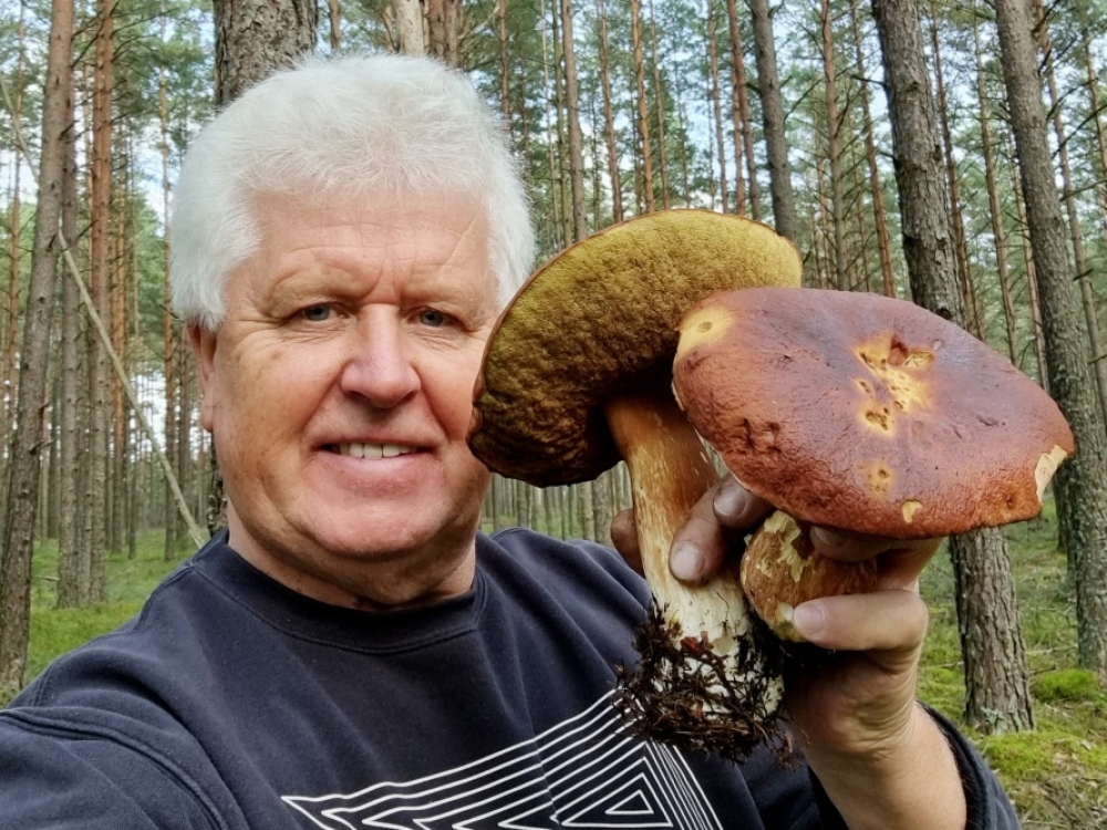 „Pasiimu fotoaparatą, 20 kilogramų kuprinę, vienoje rankoje – didelė kamera su teleobjektyvu, kitoje – trikojis, ir stebiu: nuo mažiausio pragraužto lapo iki išdidžiai einančio briedžio. Girdžiu kiekvieną paukščio pyptelėjimą, pažįstu, kas kokį signalą siunčia“, - sako gamtininkas ir vaikų rašytojas Selemonas Paltanavičius.