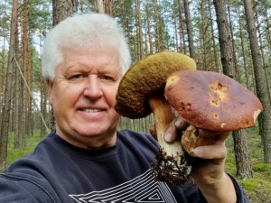 „Pasiimu fotoaparatą, 20 kilogramų kuprinę, vienoje rankoje – didelė kamera su teleobjektyvu, kitoje – trikojis, ir stebiu: nuo mažiausio pragraužto lapo iki išdidžiai einančio briedžio. Girdžiu kiekvieną paukščio pyptelėjimą, pažįstu, kas kokį signalą siunčia“, - sako gamtininkas ir vaikų rašytojas Selemonas Paltanavičius.
