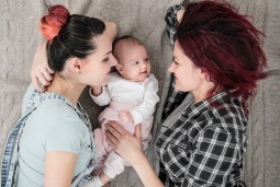 Pasak pašnekovės, šeimų, kuriose vaikus augina du tos pačios lyties asmenys, yra pakankamai daug. Yra šeimų, kurios atviresnės tik savo aplinkoje. Yra ir tokių šeimų, kuriose daug melo ir slapstymosi, pavyzdžiui, yra oficialios santuokos, pristatomas vyras, kuris galimai yra biologinis vaiko tėtis, o tik artimiausi draugai ir giminaičiai žino tikrąją tiesą.