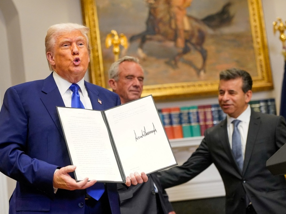 „Amerikiečiai nebeprivalo mokėti beveik tris kartus daugiau už tuos pačius vaistus, dažnai pagamintus tose pačiose gamyklose“, – skelbia JAV prezidento Donaldo Trumpo įsakas. Baltieji rūmai tvirtina, kad ši politika vaistų kainas sumažins 30-80 procentų.