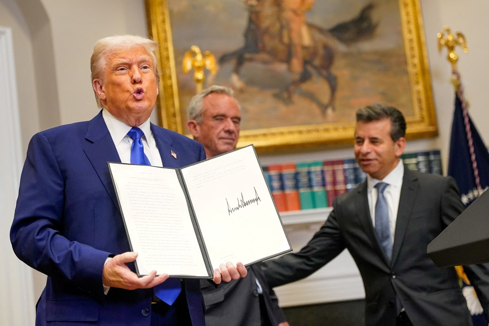 „Amerikiečiai nebeprivalo mokėti beveik tris kartus daugiau už tuos pačius vaistus, dažnai pagamintus tose pačiose gamyklose“, – skelbia JAV prezidento Donaldo Trumpo įsakas. Baltieji rūmai tvirtina, kad ši politika vaistų kainas sumažins 30-80 procentų.