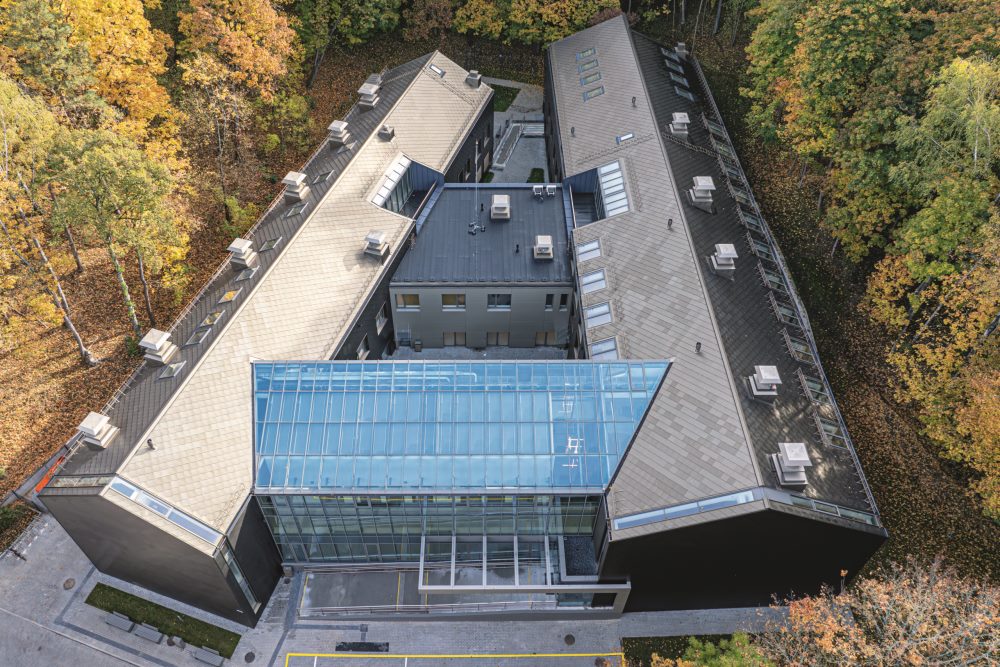 Vilniaus miesto psichikos sveikatos centras, kitaip Vasaros ligoninė, iki Kalėdų planuoja pacientams atverti naująjį trijų aukštų korpusą – pagaliau pasiekta finišo tiesioji jo įrengimui skirtuose viešuosiuose pirkimuose. 