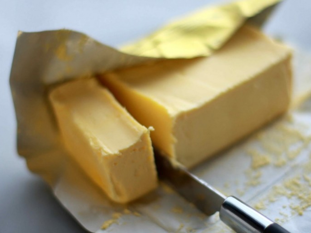 Nors sviestas yra mažesnė blogybė už margariną. Nei vienas jų nėra idealus pasirinkimas. Verčiau ant savo rytinės duonos skrebučio rinkitės sveikesnius variantus: graikišką jogurtą ar avokadą.