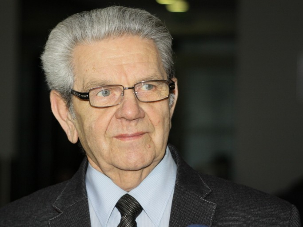 „Pažįstu daug vyrų, kurie, būdami jau brandaus amžiaus, kalbėdavo, kad išėję į pensiją - tai jau atsigaus. Važinės į medžiokles, vaikščios į žvejybą. Tačiau pastebėjau, kad jų gyvenime šitos veiklos nebeliko, rimtesnis jų užsiėmimas - tris kartus per dieną virtuvėje suplauti indus“, - pasakoja legendinis krepšinio treneris Vladas Garastas.
