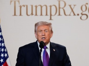 JAV prezidentas pristatė vaistų su nuolaida svetainę „TrumpRx“