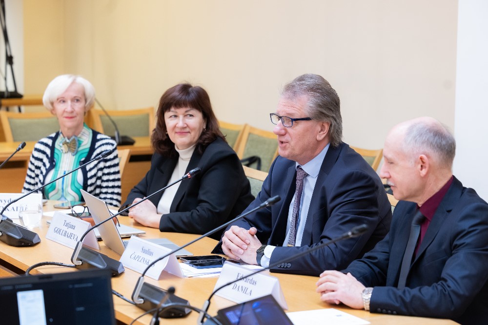 Kantri bakterija naudojasi sistemos spragomis