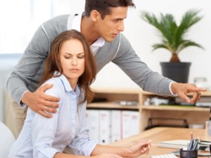 Seksualinį priekabiavimą darbe patiria kas penkta lietuvė