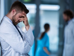 Dirbau iki išsekimo: kodėl perdega Lietuvos gydytojai