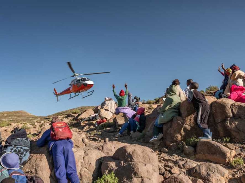 Kalnų gyventojus gelbėja „medikai skraiduoliai“