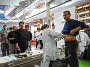 Kinijoje žmonės meta svorį mainais į jautieną